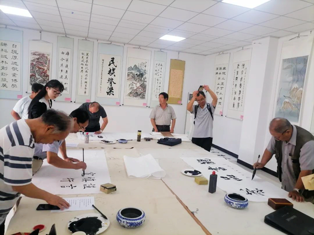 渭南市華州區“慶七一 德潤華州”家風家規家訓書法美術作品展在區文化館舉行。